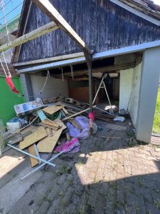 Dreckiger Innenhof vor der Entrümpelung