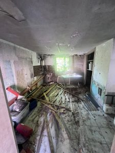 Zugestelltes Zimmer vor der Entrümpelung