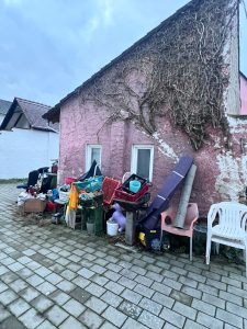 Zugestellter Innenhof vor der Entrümpelung