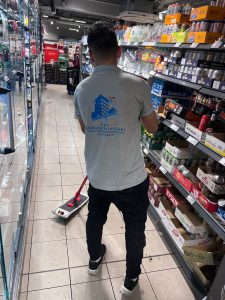 Reinigungsarbeiten in einem Gewerbeobjekt